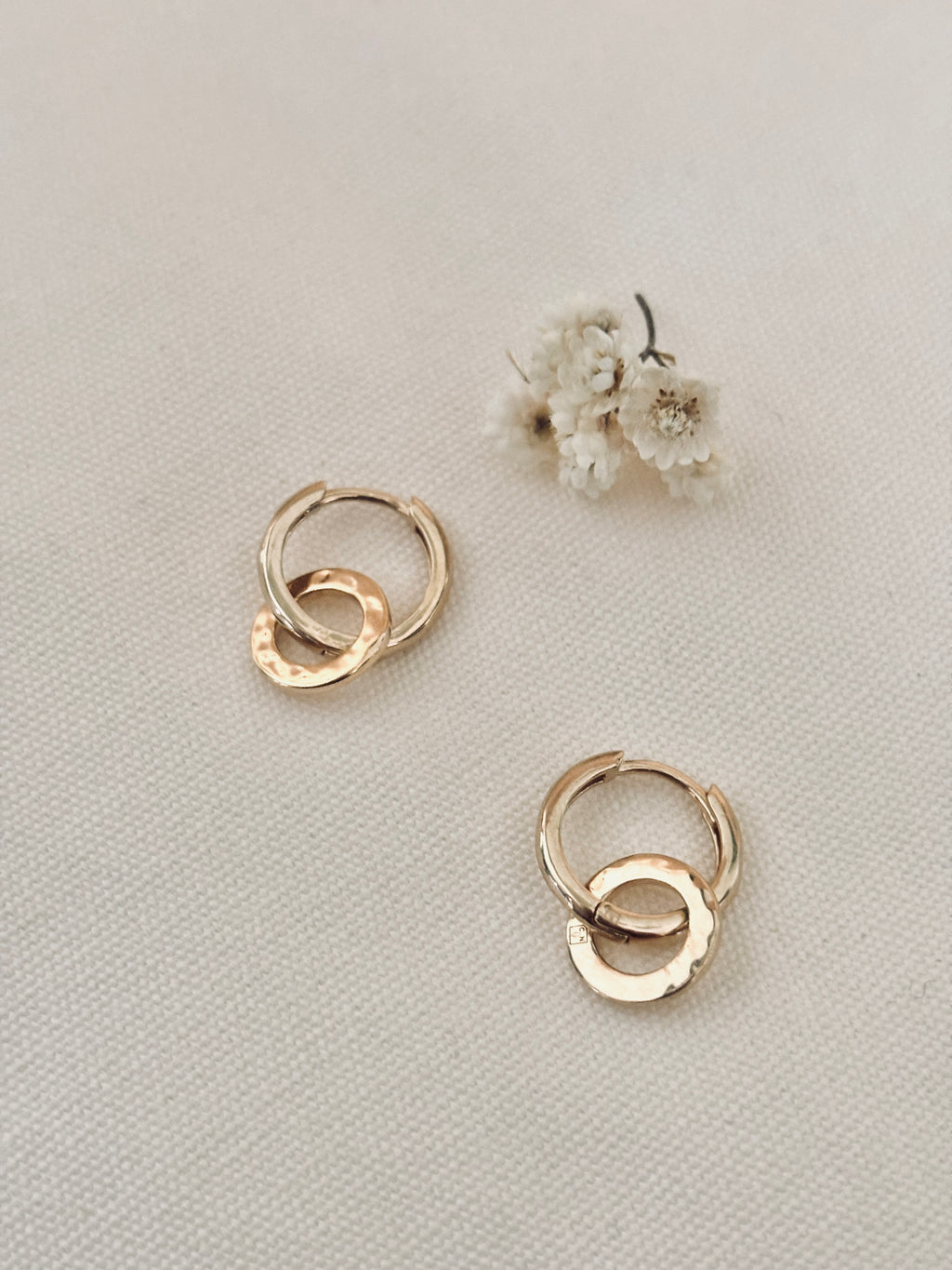 Boucles d'Oreilles Créoles Doubles Martelées Margaux Plaqué Or