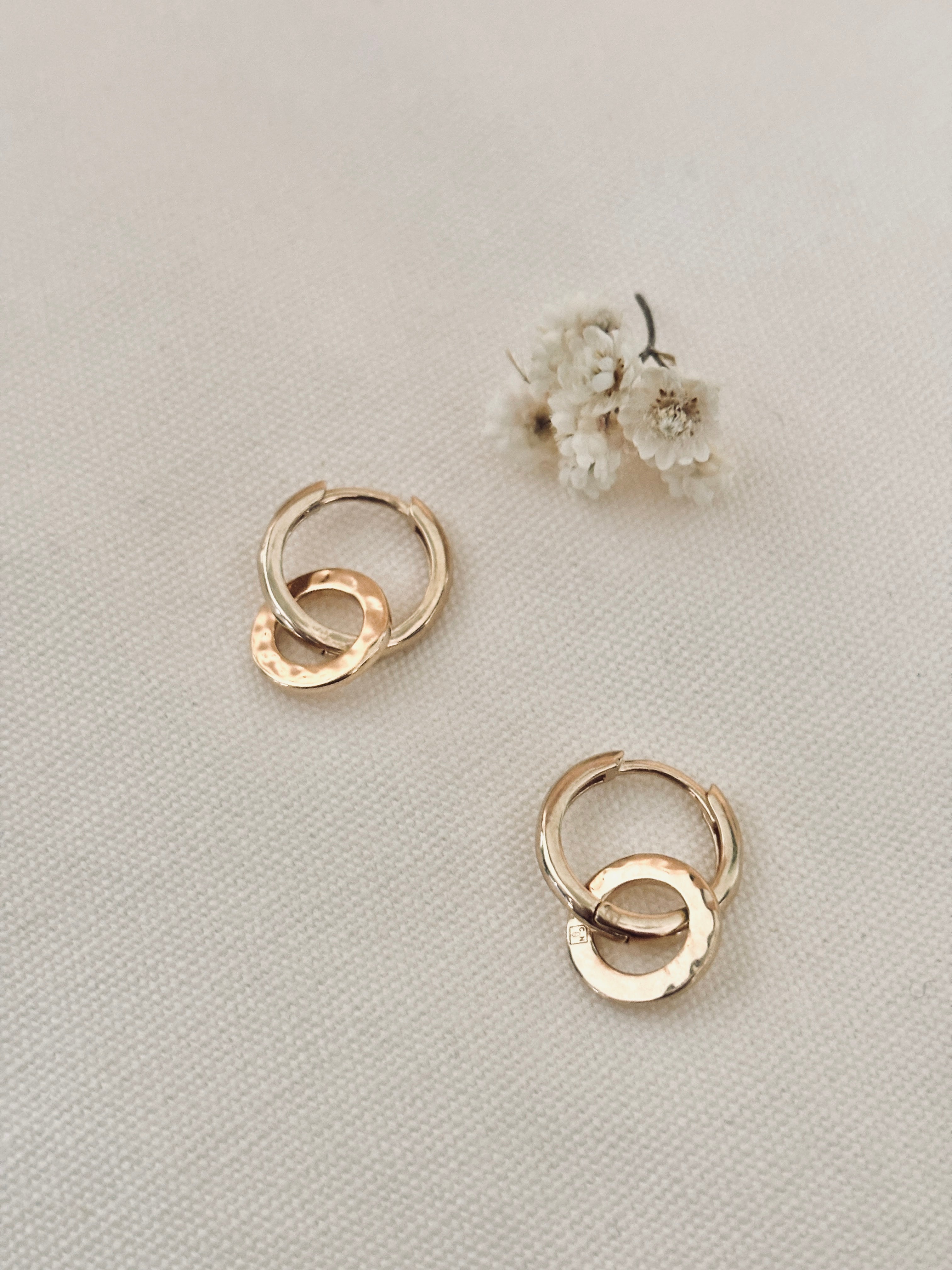 Boucles d'Oreilles Créoles Doubles Martelées Margaux Plaqué Or