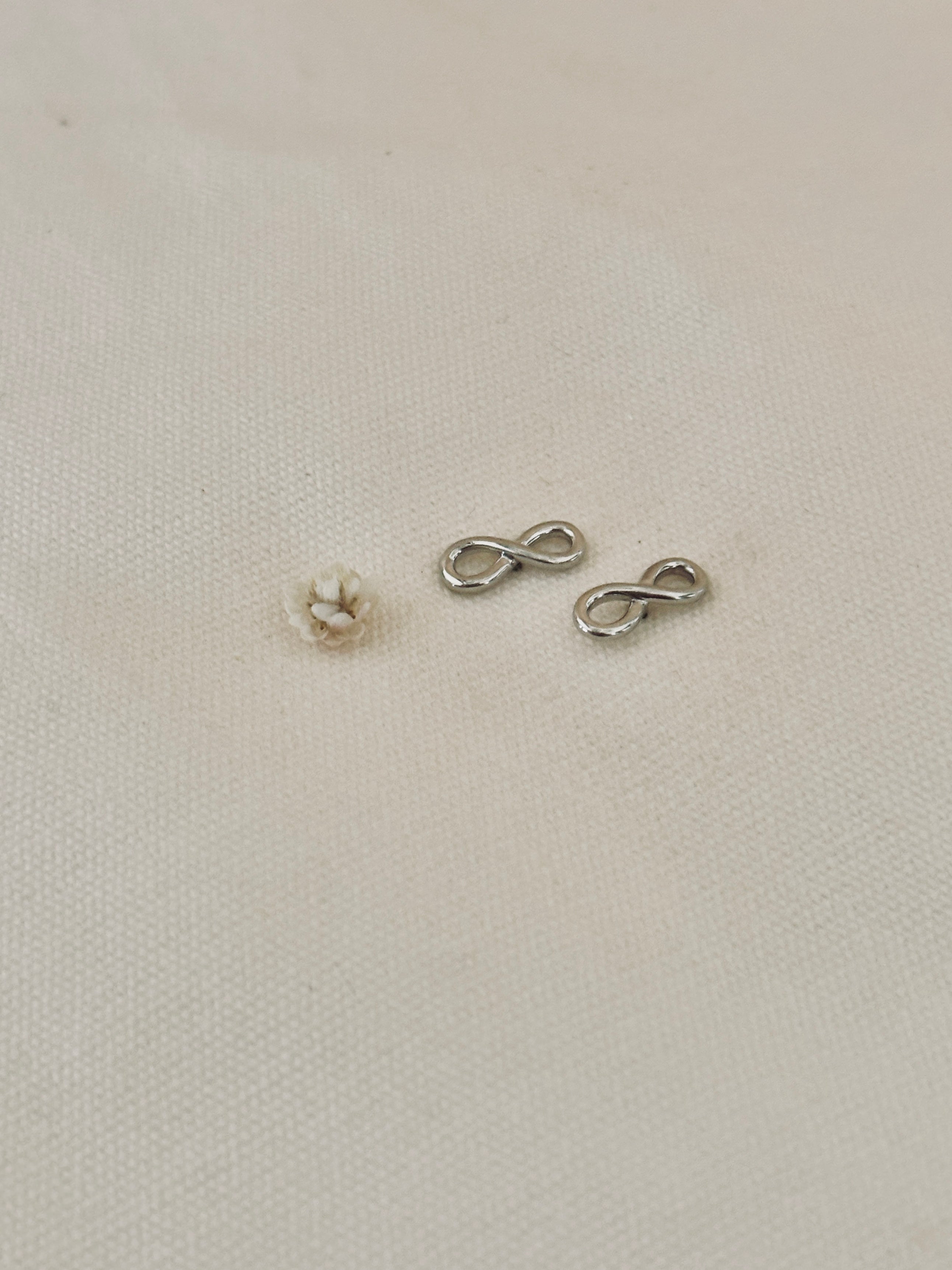 Boucles d'Oreilles Puces Infini Callie Argent