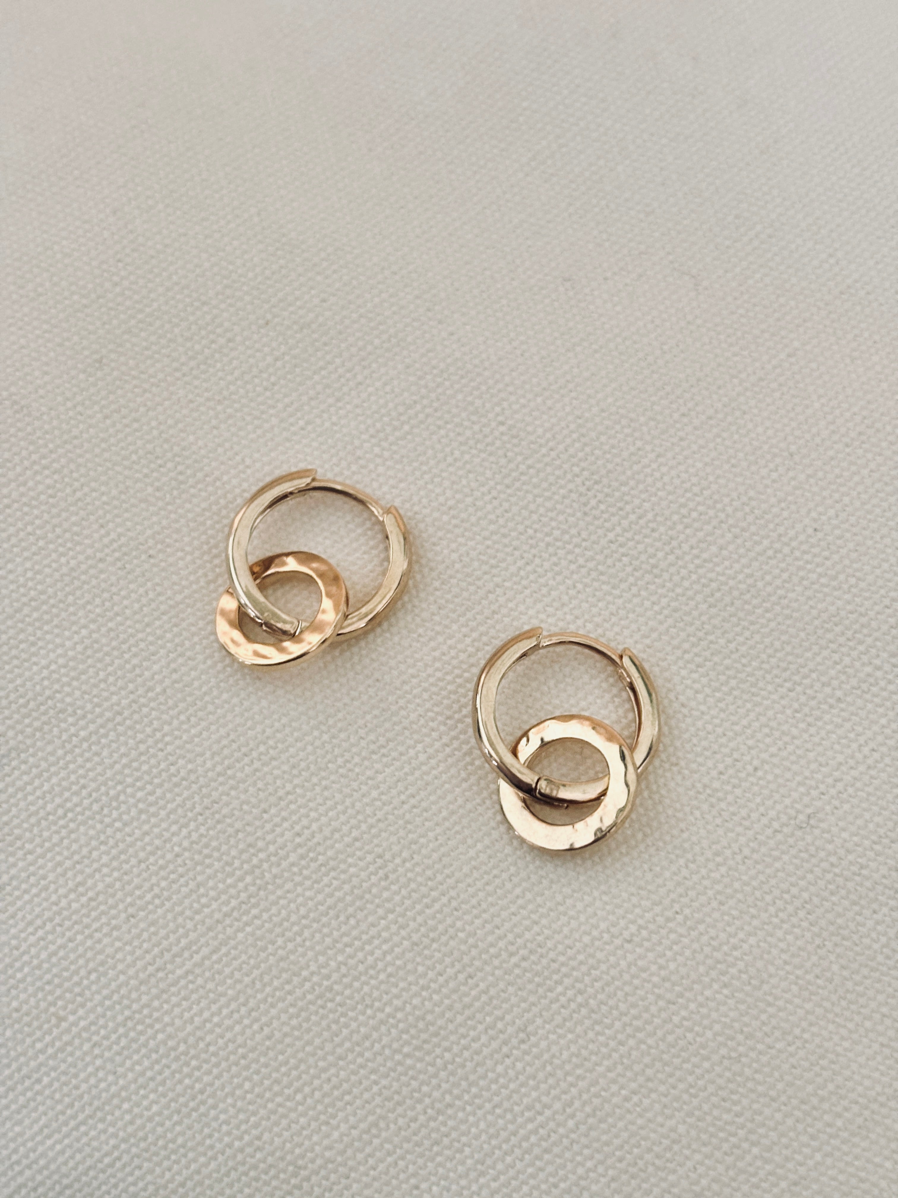 Boucles d'Oreilles Créoles Doubles Martelées Margaux Plaqué Or