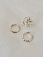 Boucles d'Oreilles Créoles Martelées Agathe Plaqué Or