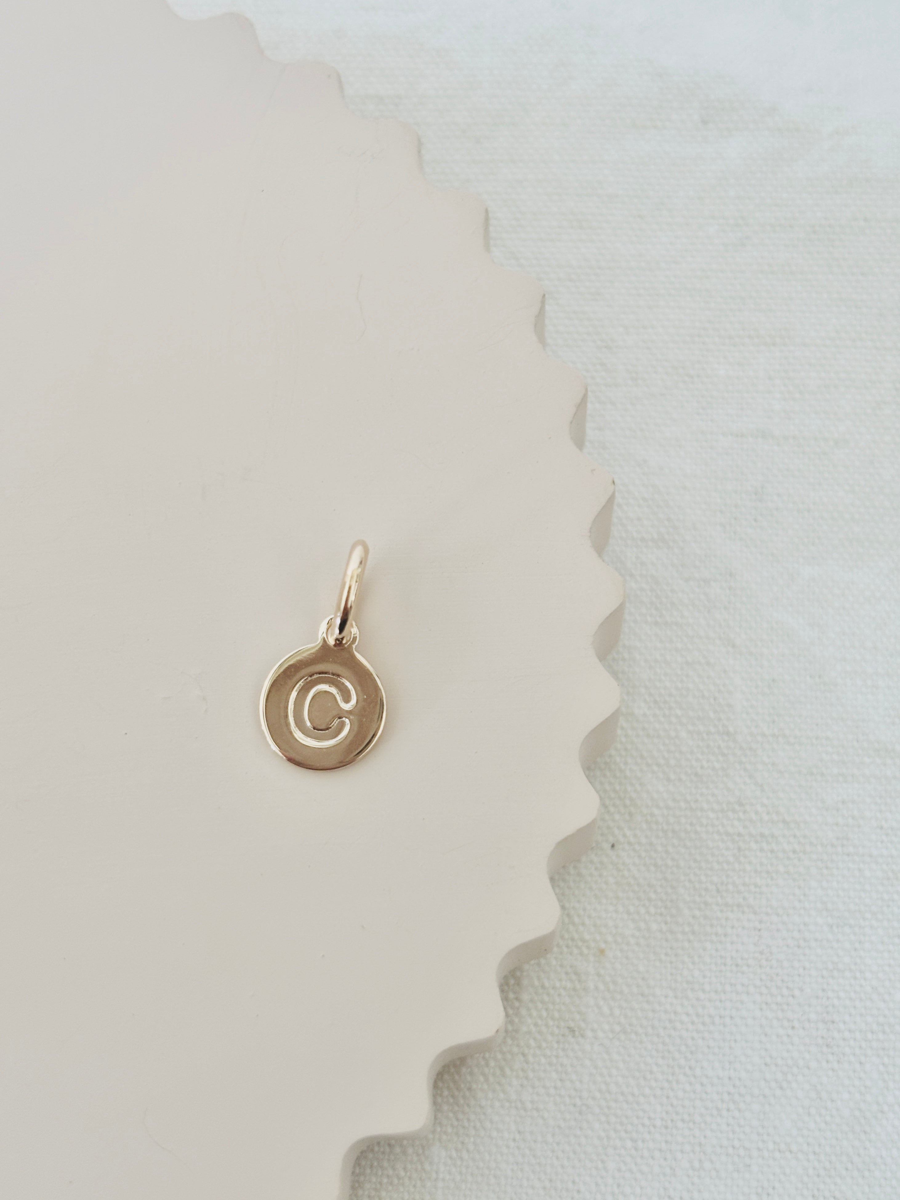 Pendentif Lettre Médaille Gabriel Plaqué Or