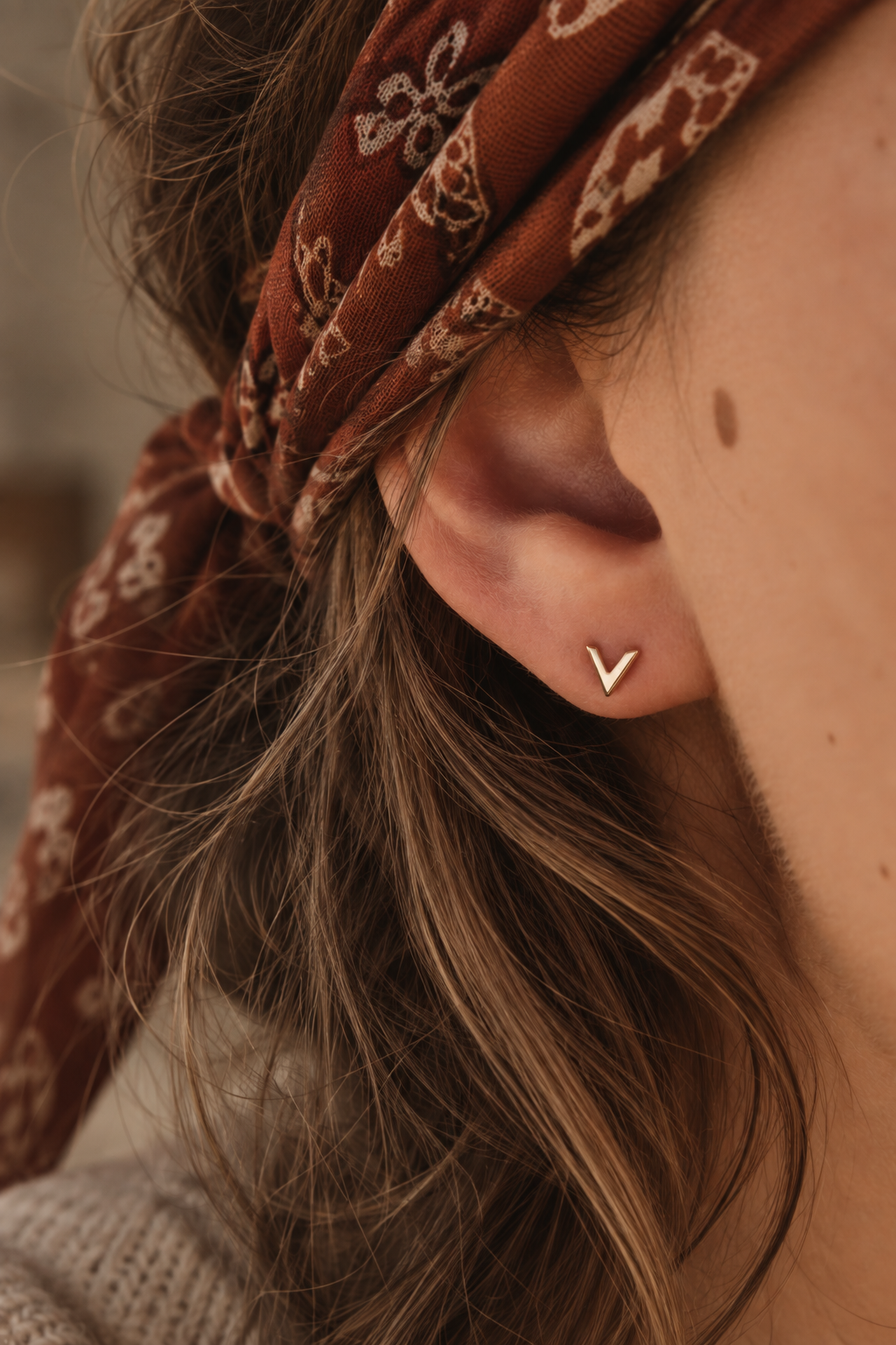 Boucles d'Oreilles Puces V Victoire Plaqué Or
