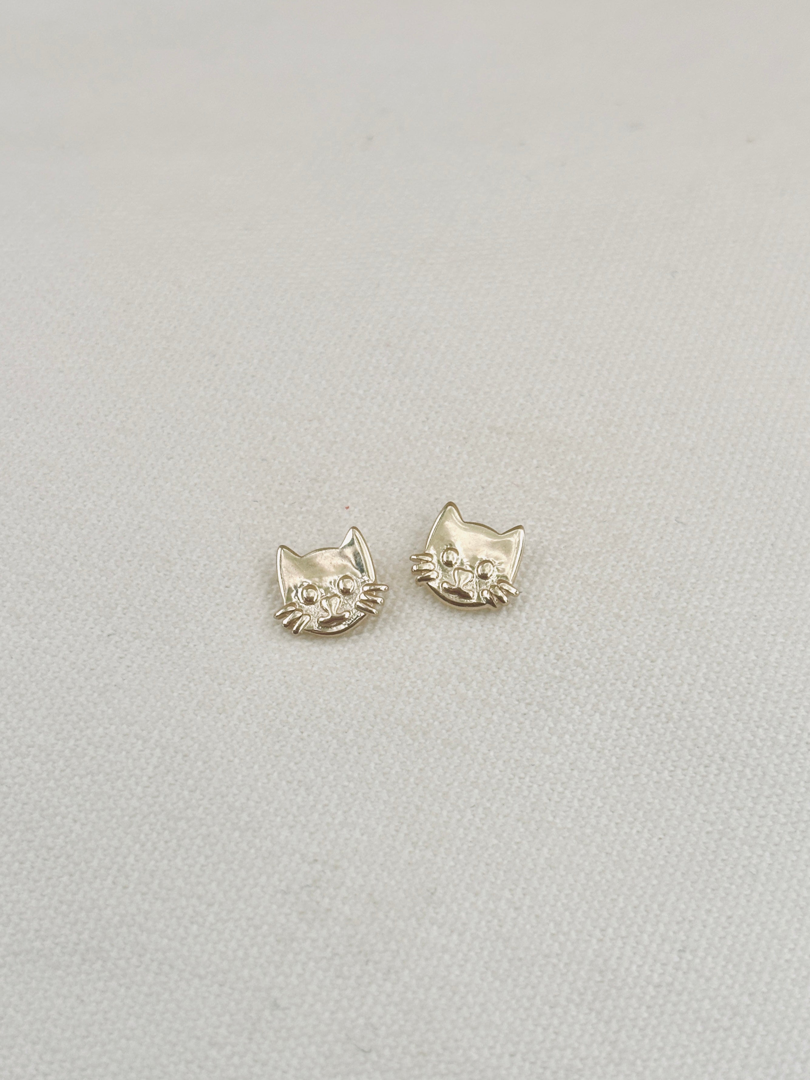 * Boucles d'Oreilles Puces Kitty Plaqué Or
