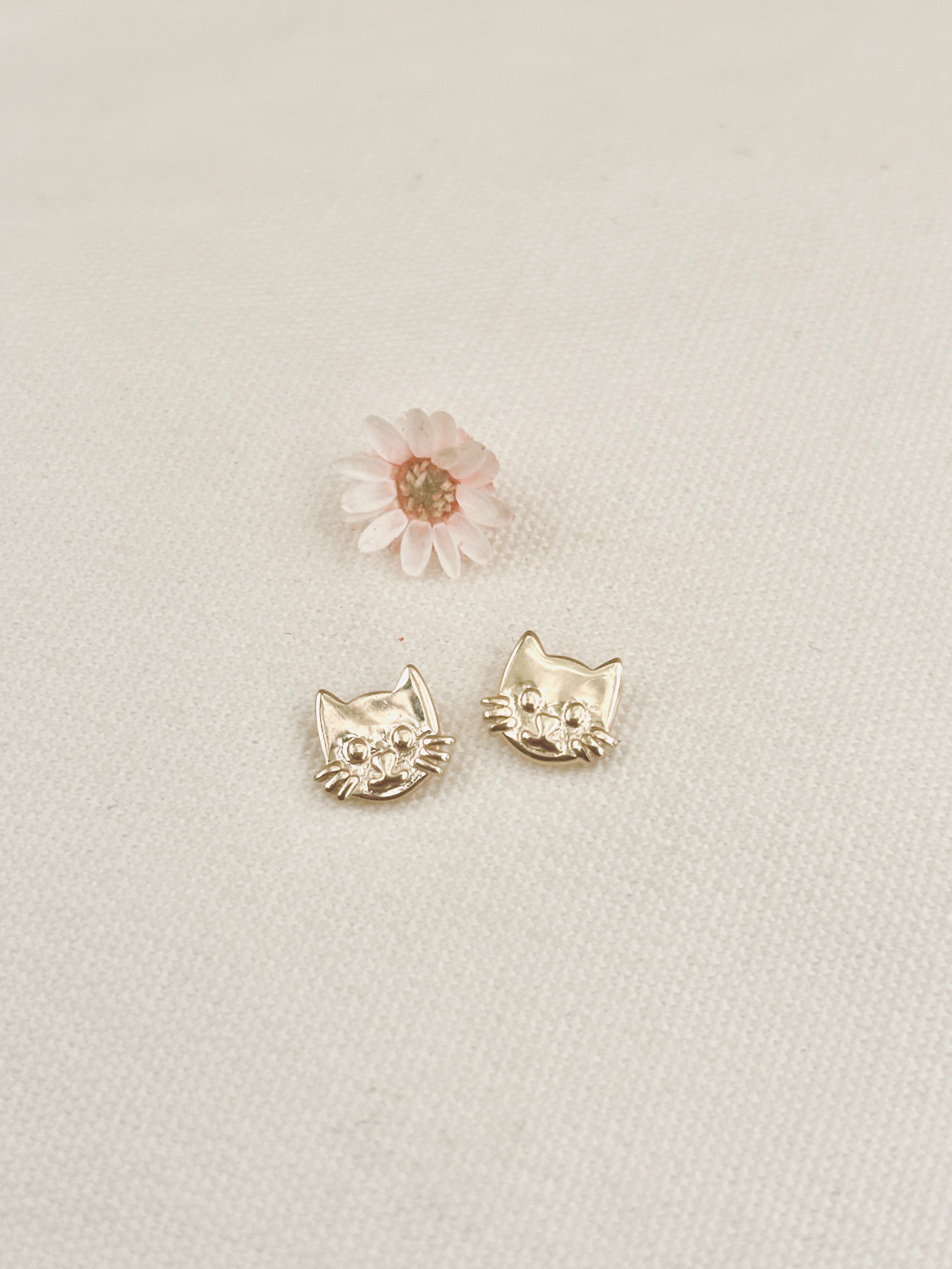 * Boucles d'Oreilles Puces Kitty Plaqué Or