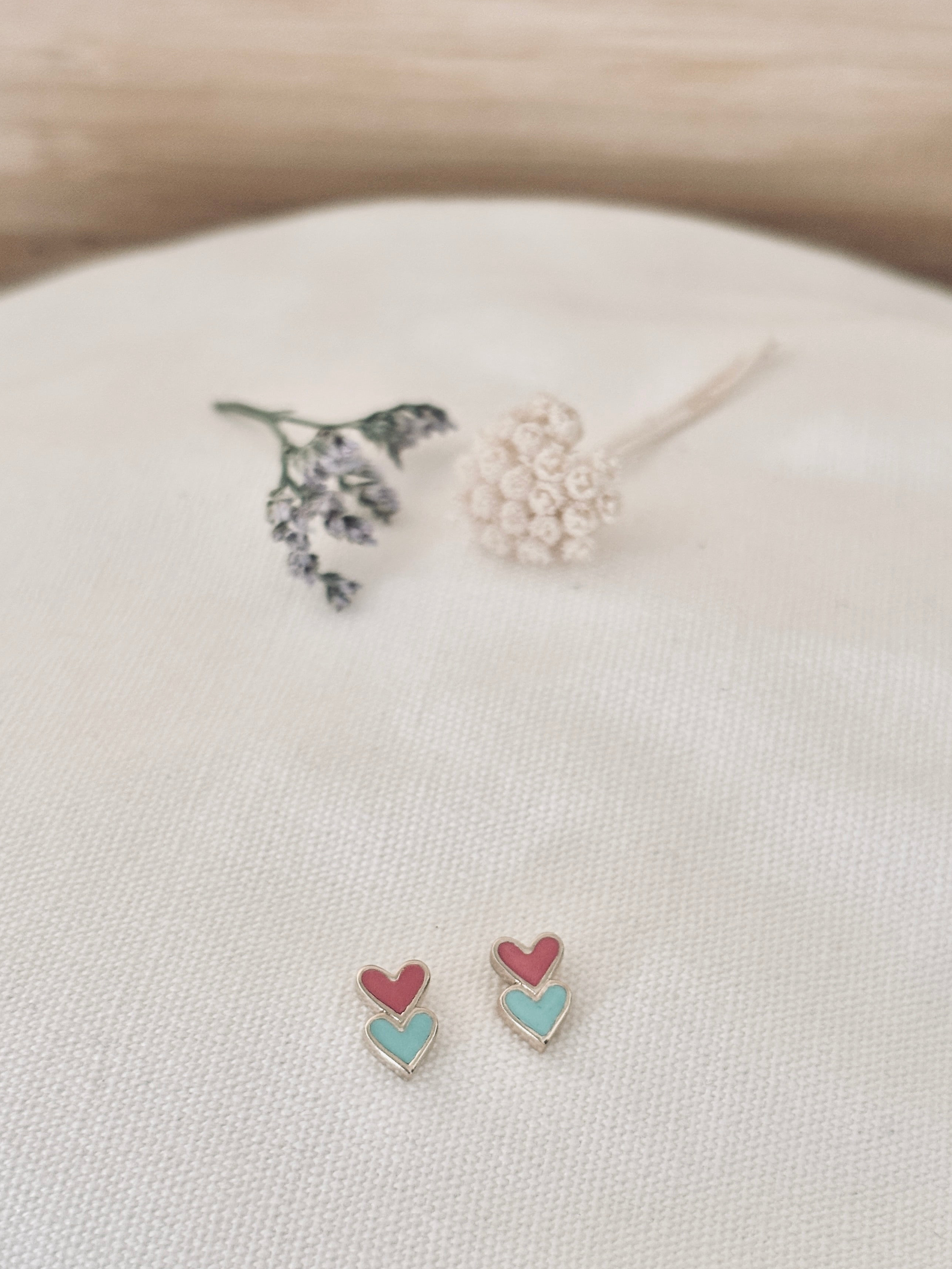 Boucles d'Oreilles Puces Cœurs Colorés Romy Plaqué Or