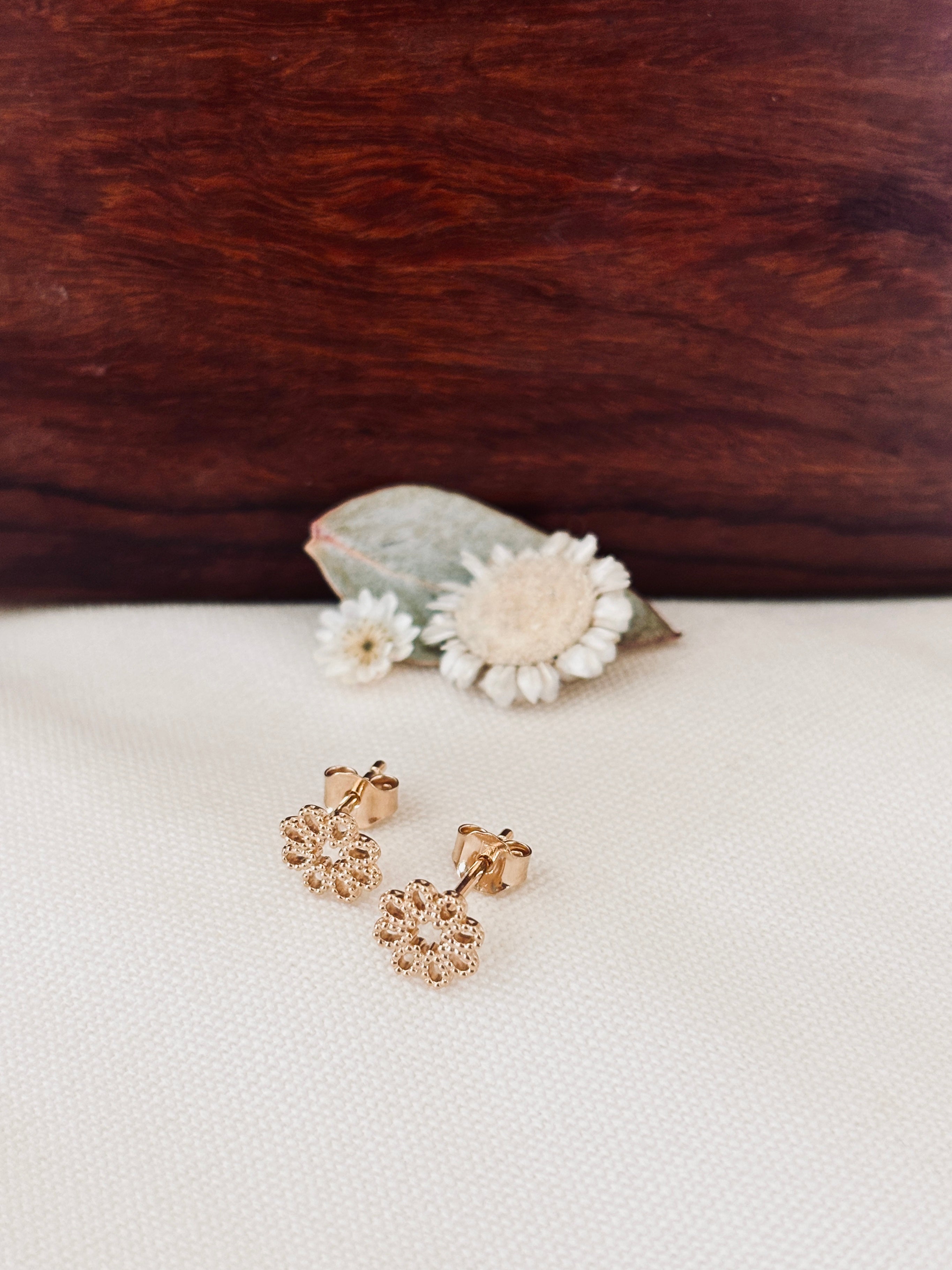 Boucles d'Oreilles Puces Fleurs ajourées Flora Plaqué Or