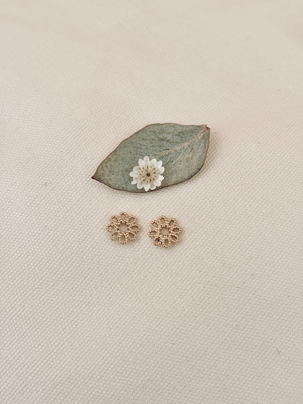 Boucles d'Oreilles Puces Fleurs ajourées Flora Plaqué Or
