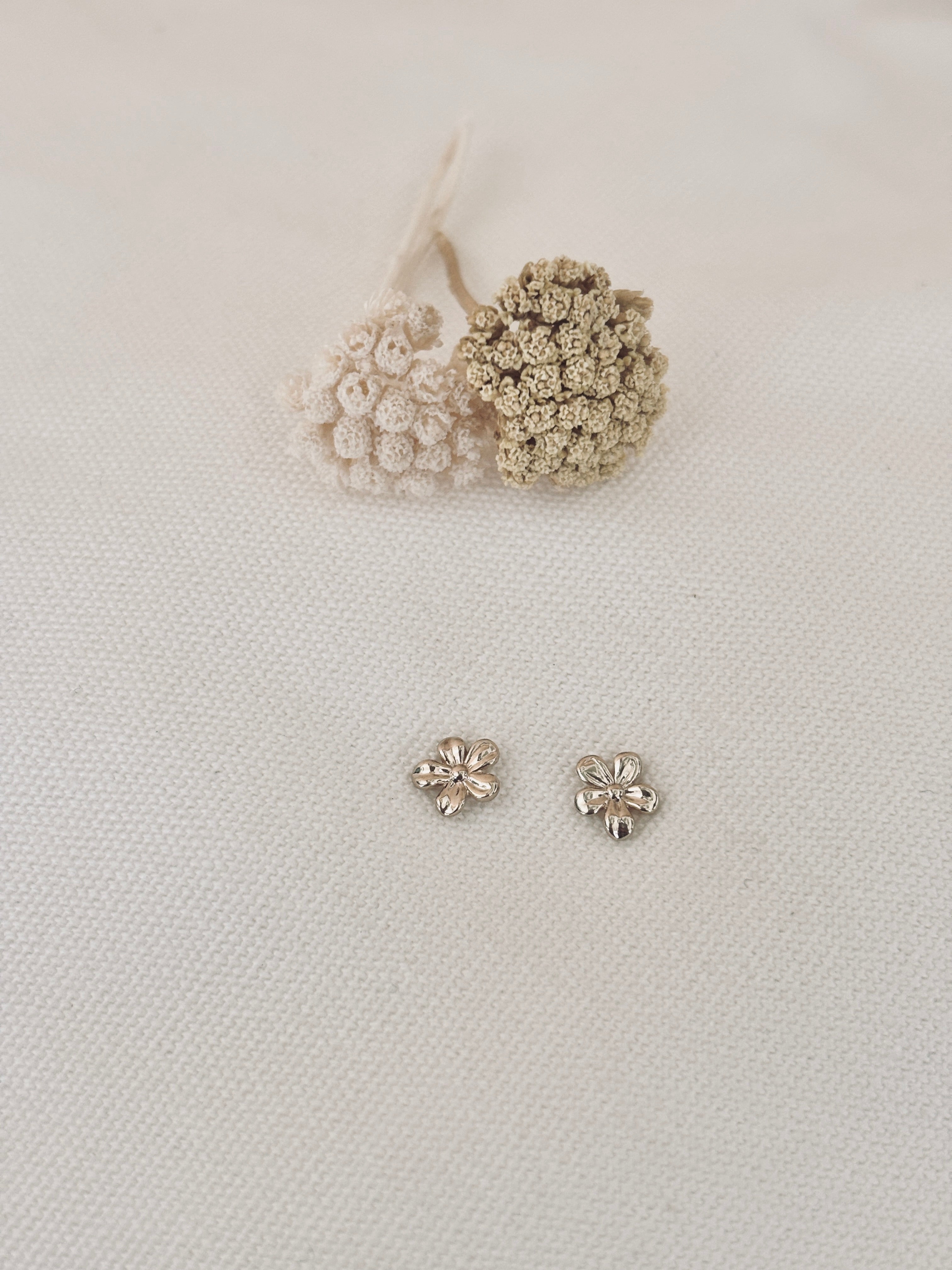 Boucles d'Oreilles Puces Fleurs Flora Plaqué Or